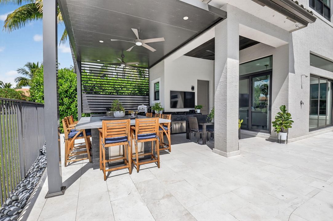 出租: $22,000 (5 贝兹, 6 浴室, 5529 平方英尺)