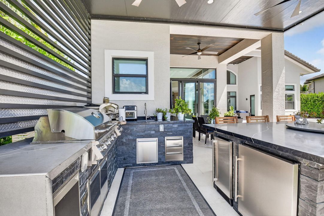 出租: $22,000 (5 贝兹, 6 浴室, 5529 平方英尺)