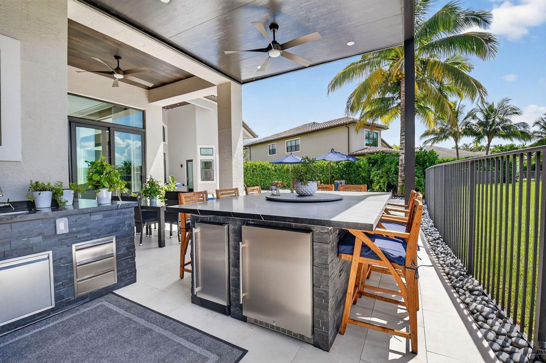 出租: $22,000 (5 贝兹, 6 浴室, 5529 平方英尺)