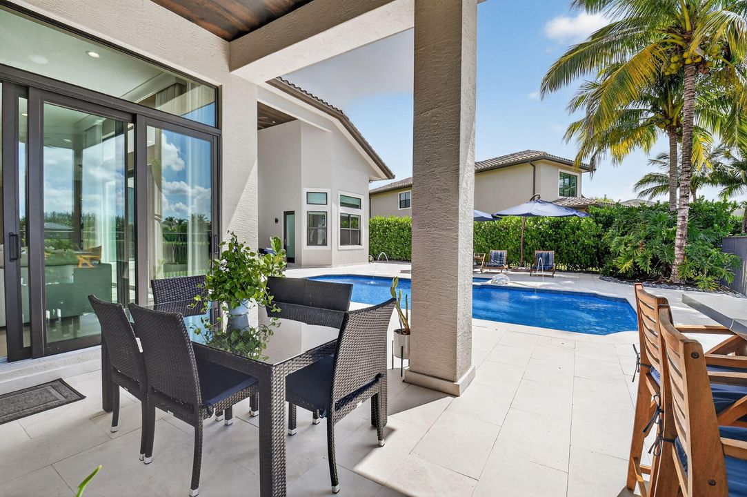 出租: $22,000 (5 贝兹, 6 浴室, 5529 平方英尺)