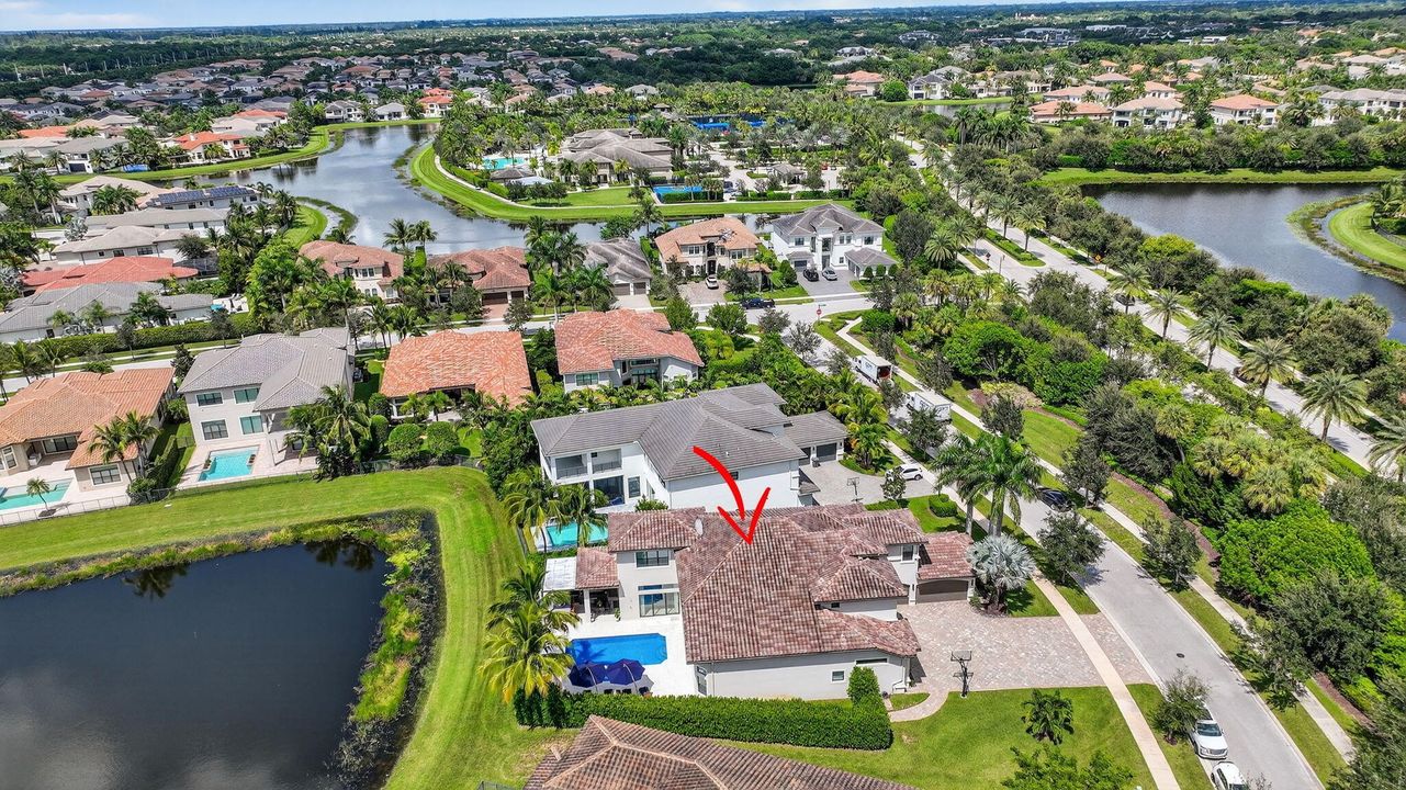 出租: $22,000 (5 贝兹, 6 浴室, 5529 平方英尺)