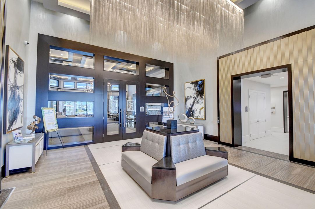 出租: $22,000 (5 贝兹, 6 浴室, 5529 平方英尺)