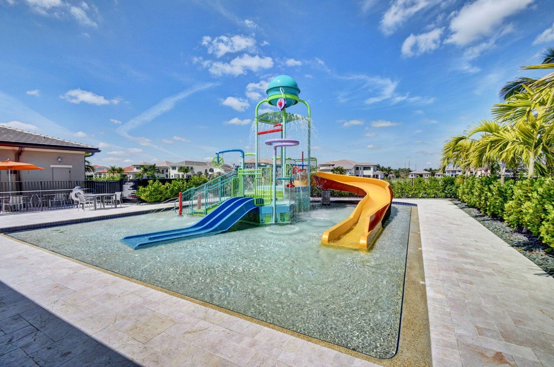 出租: $22,000 (5 贝兹, 6 浴室, 5529 平方英尺)