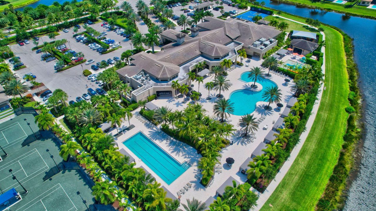 出租: $22,000 (5 贝兹, 6 浴室, 5529 平方英尺)