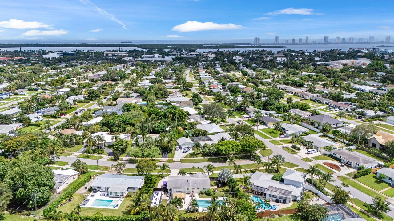 合同活跃: $1,195,000 (3 贝兹, 2 浴室, 1381 平方英尺)