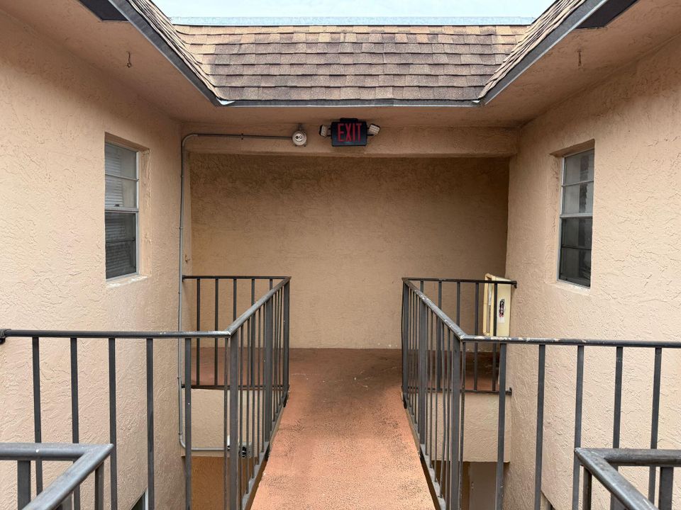 For Sale: $165,000 (1 beds, 1 baths, 512 Square Feet)