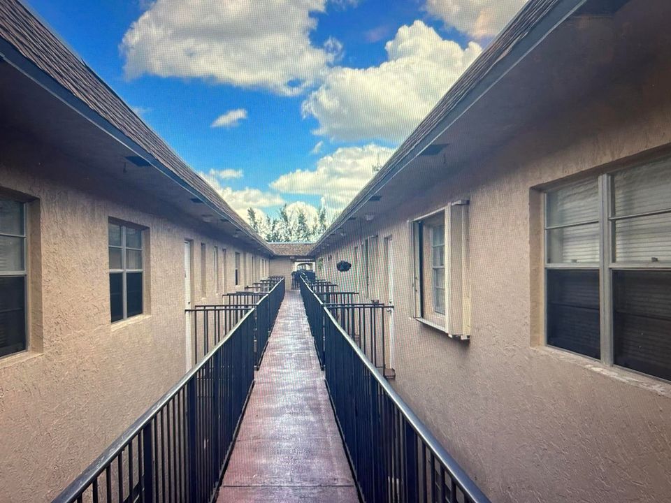 For Sale: $165,000 (1 beds, 1 baths, 512 Square Feet)