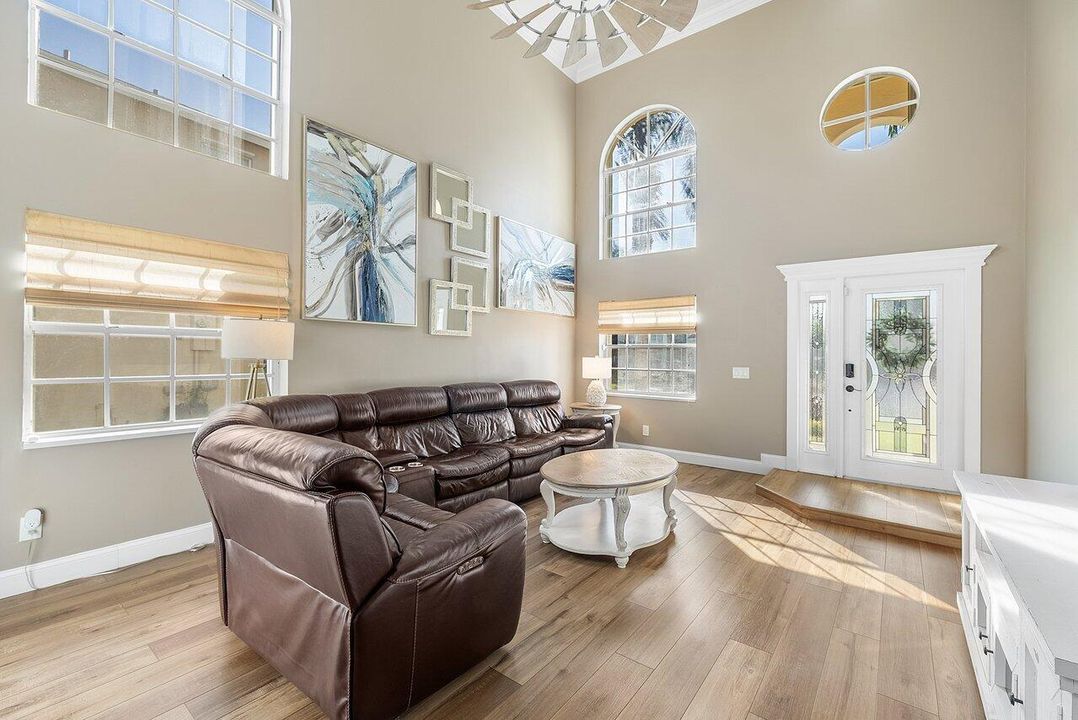 Под контрактом: $700,000 (4 спален, 3 ванн, 2305 Квадратных фут)