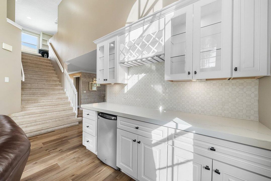 Под контрактом: $700,000 (4 спален, 3 ванн, 2305 Квадратных фут)