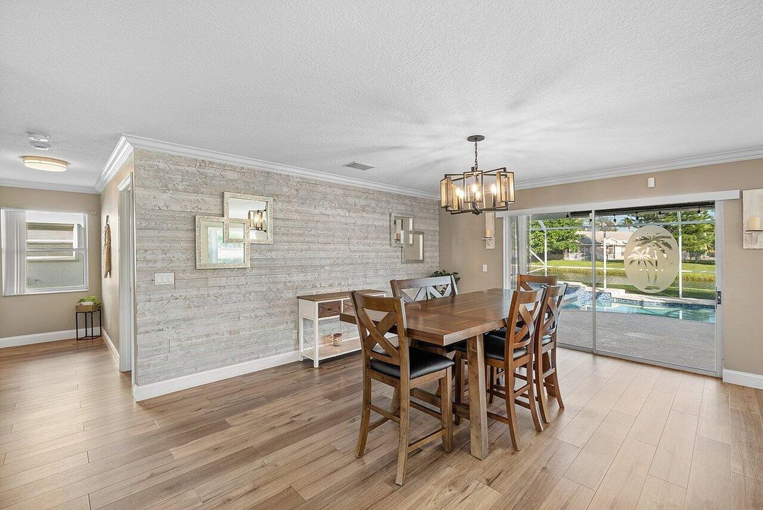 Под контрактом: $700,000 (4 спален, 3 ванн, 2305 Квадратных фут)