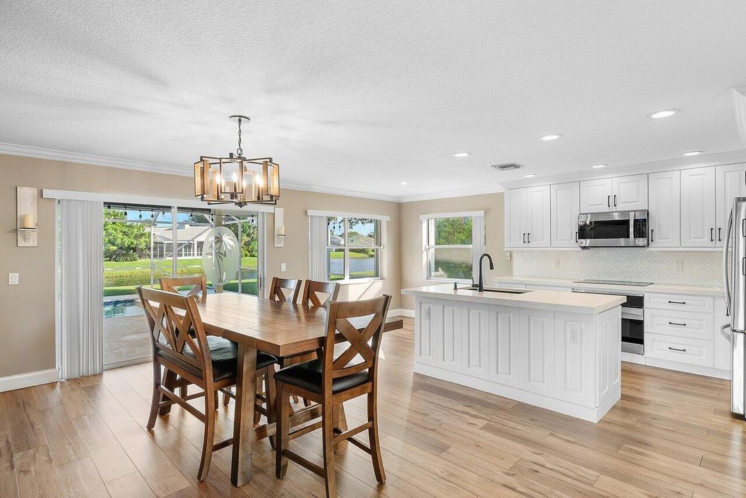 Под контрактом: $700,000 (4 спален, 3 ванн, 2305 Квадратных фут)