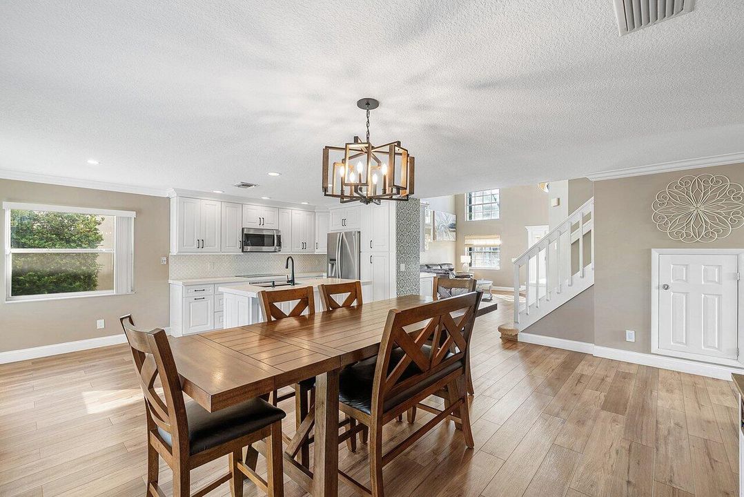 Под контрактом: $700,000 (4 спален, 3 ванн, 2305 Квадратных фут)