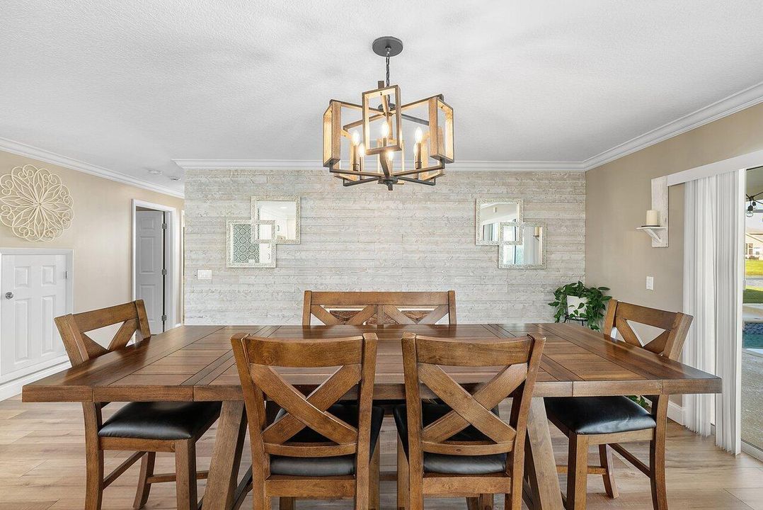 Под контрактом: $700,000 (4 спален, 3 ванн, 2305 Квадратных фут)