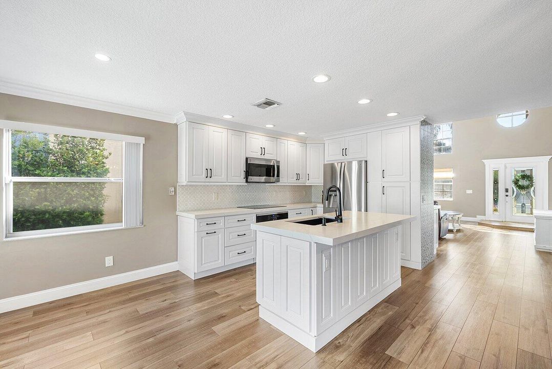 Под контрактом: $700,000 (4 спален, 3 ванн, 2305 Квадратных фут)