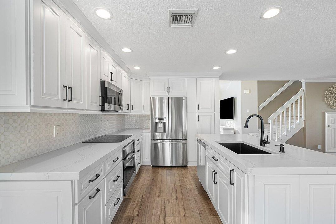 Под контрактом: $700,000 (4 спален, 3 ванн, 2305 Квадратных фут)