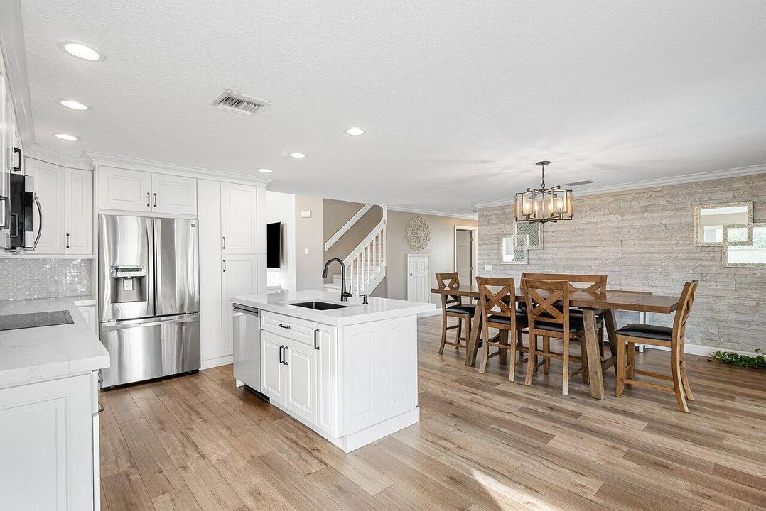 Под контрактом: $700,000 (4 спален, 3 ванн, 2305 Квадратных фут)