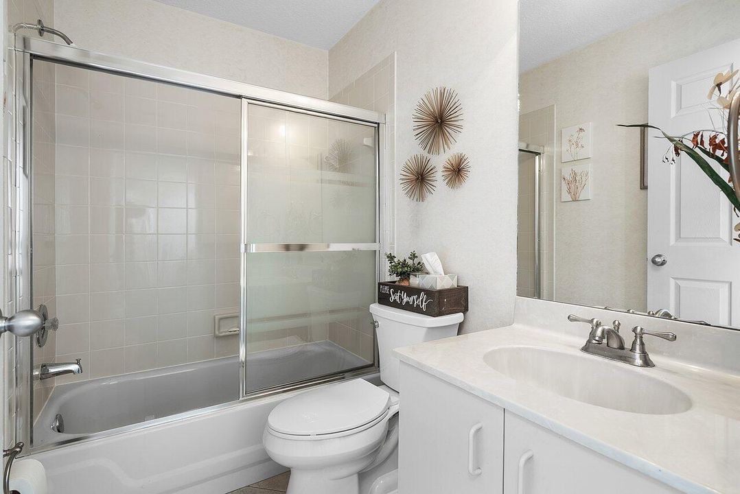 Под контрактом: $700,000 (4 спален, 3 ванн, 2305 Квадратных фут)