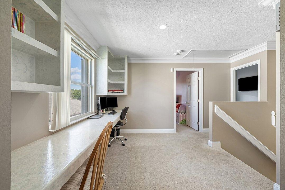 Под контрактом: $700,000 (4 спален, 3 ванн, 2305 Квадратных фут)