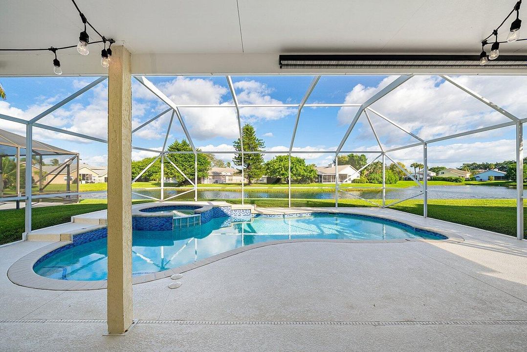 Под контрактом: $700,000 (4 спален, 3 ванн, 2305 Квадратных фут)