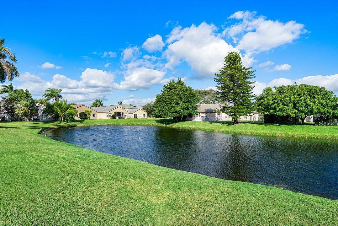 Под контрактом: $700,000 (4 спален, 3 ванн, 2305 Квадратных фут)