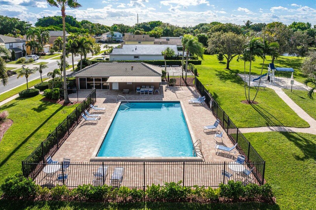 Под контрактом: $700,000 (4 спален, 3 ванн, 2305 Квадратных фут)