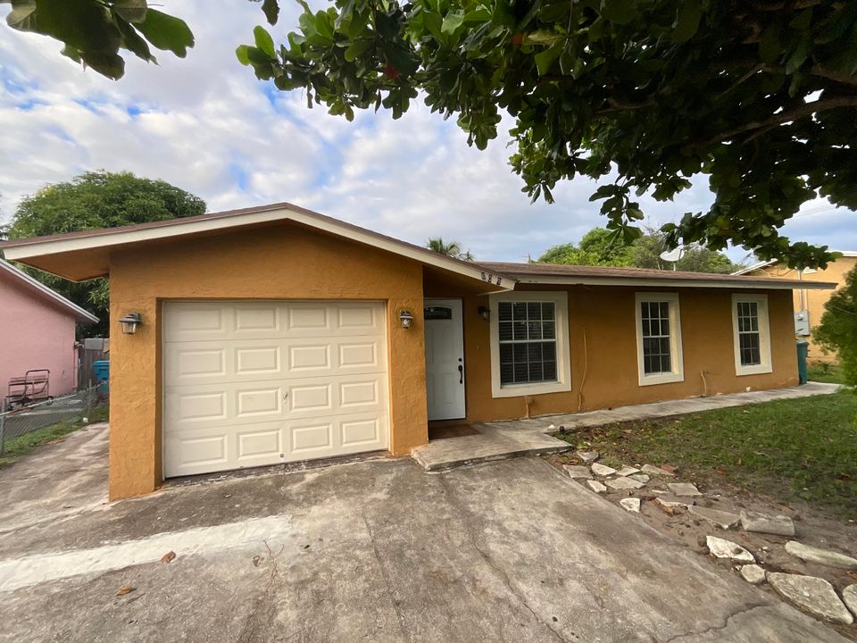 Recently Rented: $3,400 (4 beds, 2 baths, 1256 Square Feet)