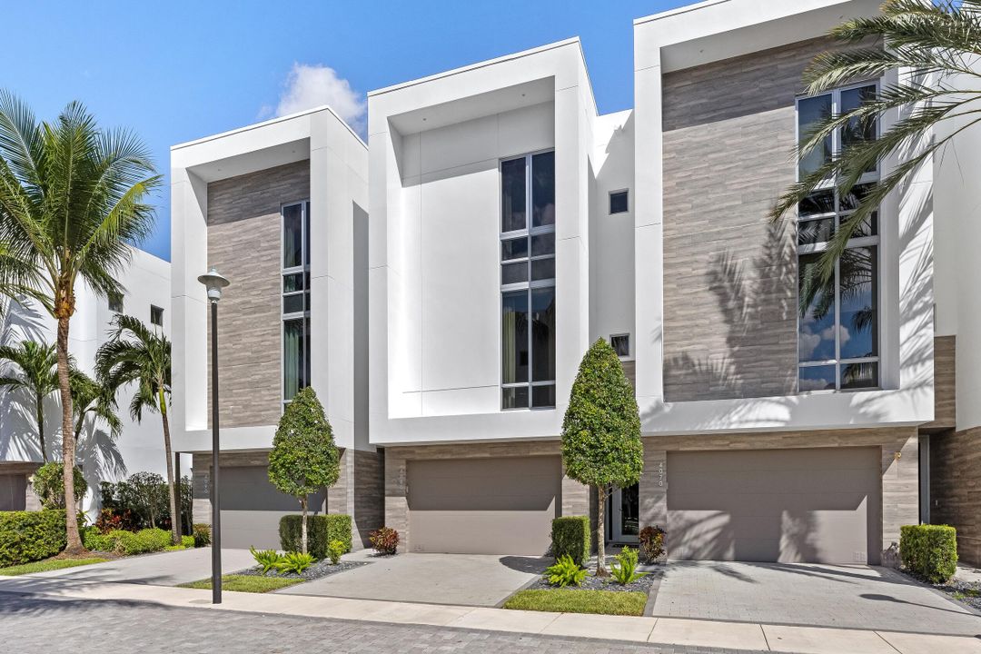 For Sale: $1,595,000 (3 beds, 3 baths, 2877 Square Feet)