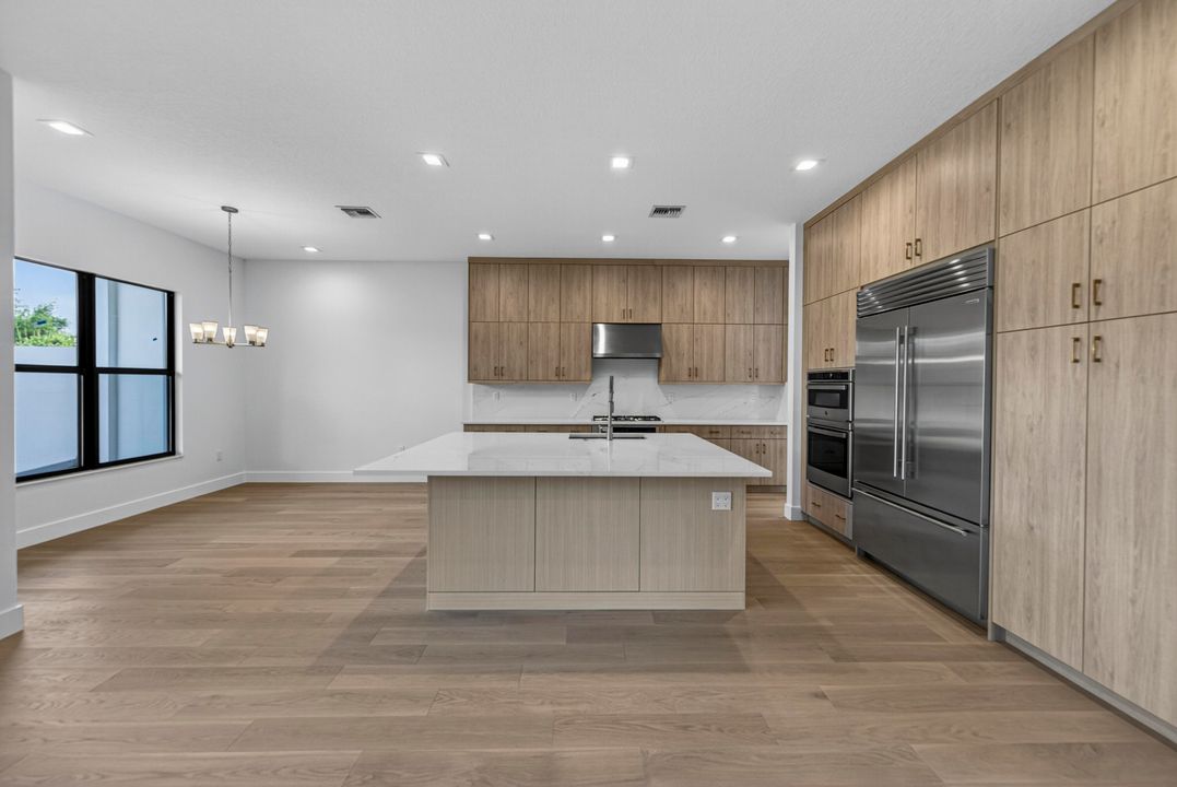 出租: $13,500 (5 贝兹, 7 浴室, 4527 平方英尺)