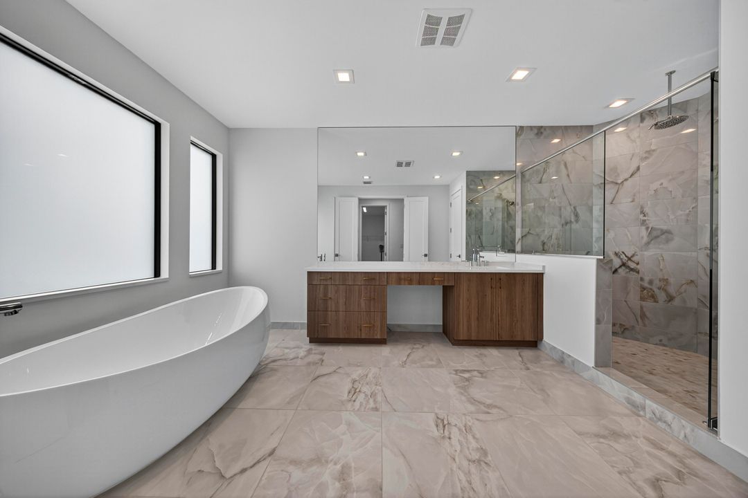 出租: $13,500 (5 贝兹, 7 浴室, 4527 平方英尺)