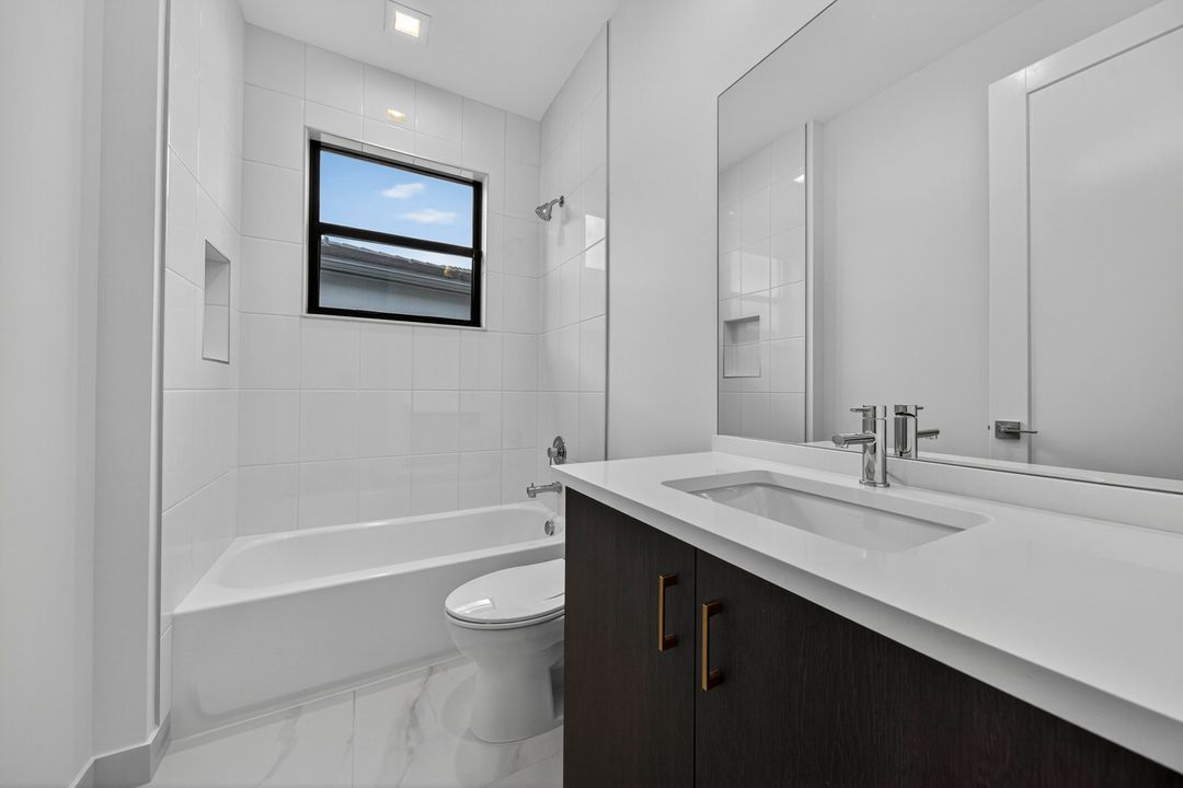 出租: $13,500 (5 贝兹, 7 浴室, 4527 平方英尺)