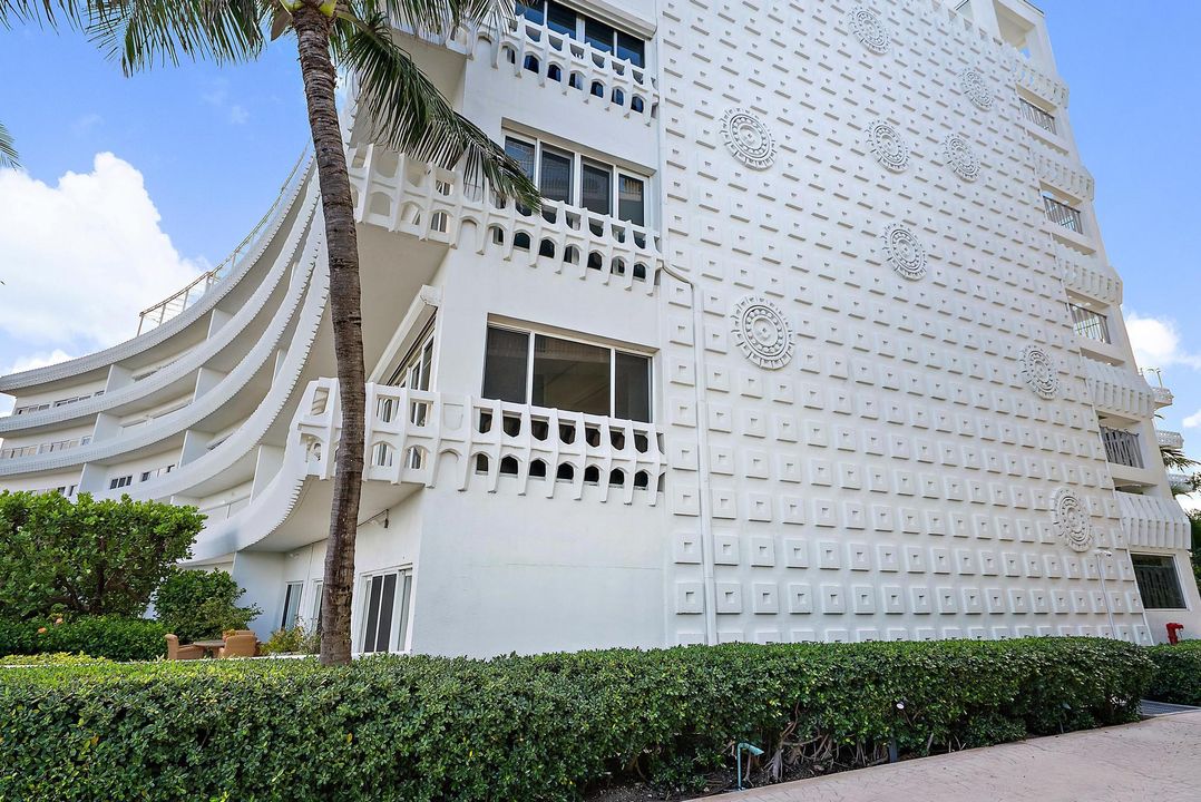 For Sale: $2,495,000 (2 beds, 2 baths, 1429 Square Feet)