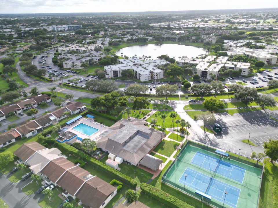 Active With Contract: $174,900 (2 beds, 2 baths, 1050 Square Feet)