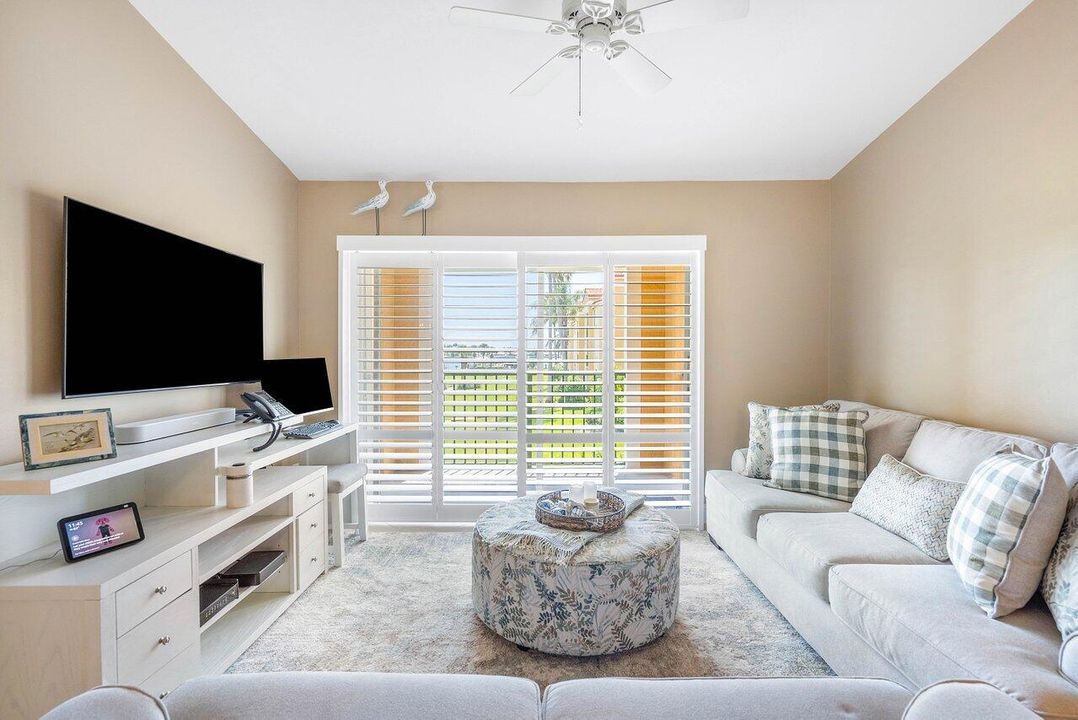 合同活跃: $4,000 (2 贝兹, 1 浴室, 982 平方英尺)