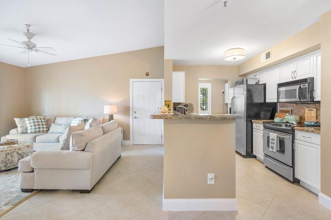 合同活跃: $4,000 (2 贝兹, 1 浴室, 982 平方英尺)