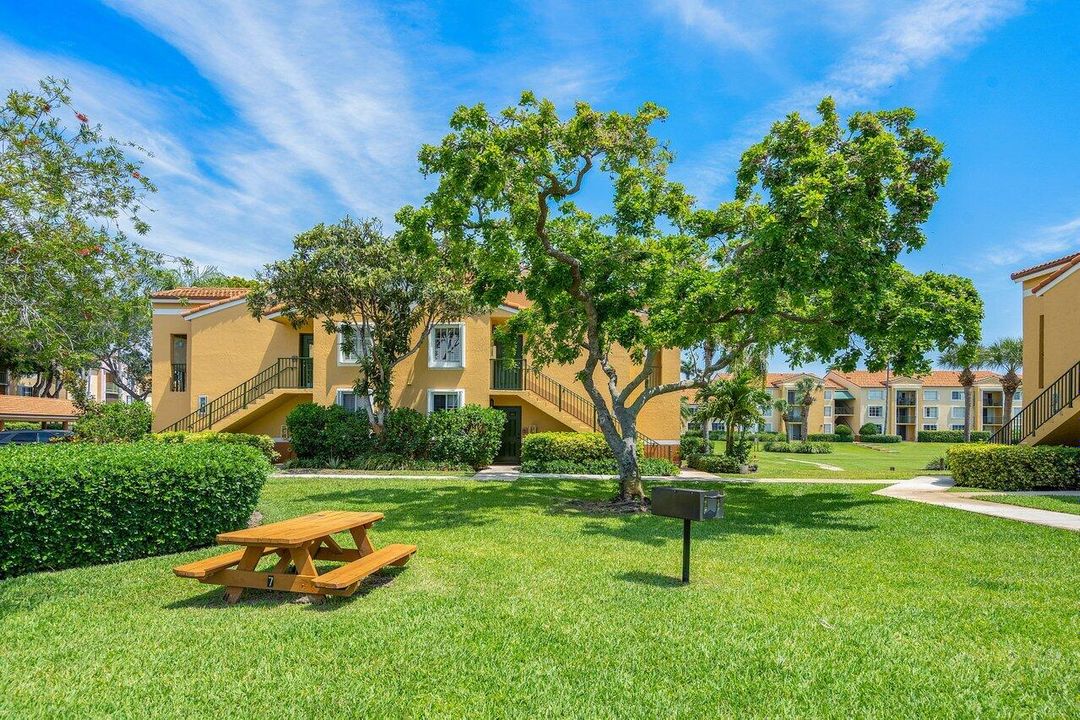 合同活跃: $4,000 (2 贝兹, 1 浴室, 982 平方英尺)