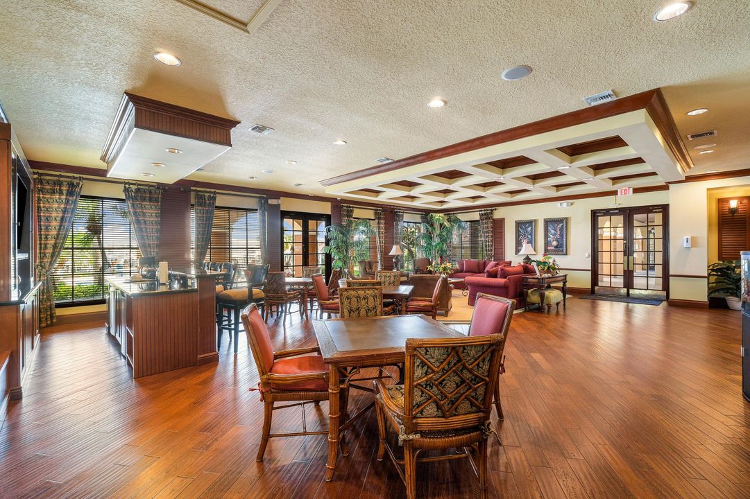 合同活跃: $4,000 (2 贝兹, 1 浴室, 982 平方英尺)