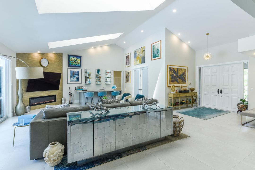 Под контрактом: $1,690,000 (4 спален, 4 ванн, 3444 Квадратных фут)