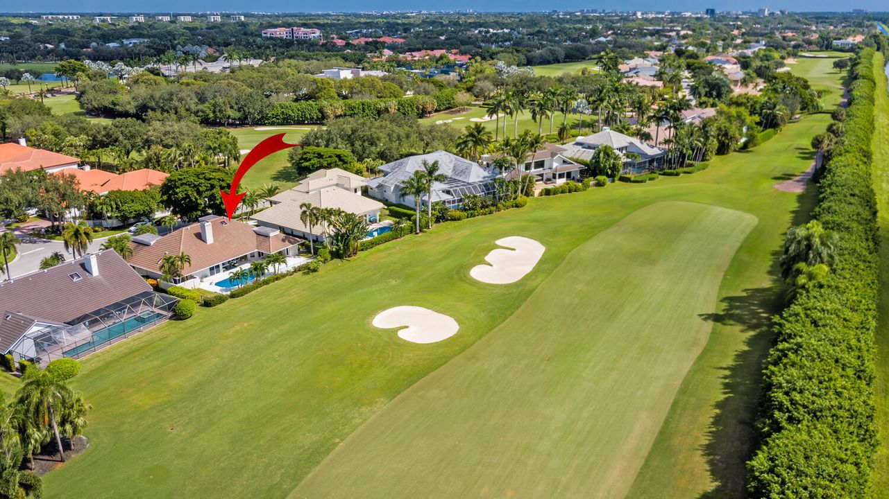 Под контрактом: $1,690,000 (4 спален, 4 ванн, 3444 Квадратных фут)