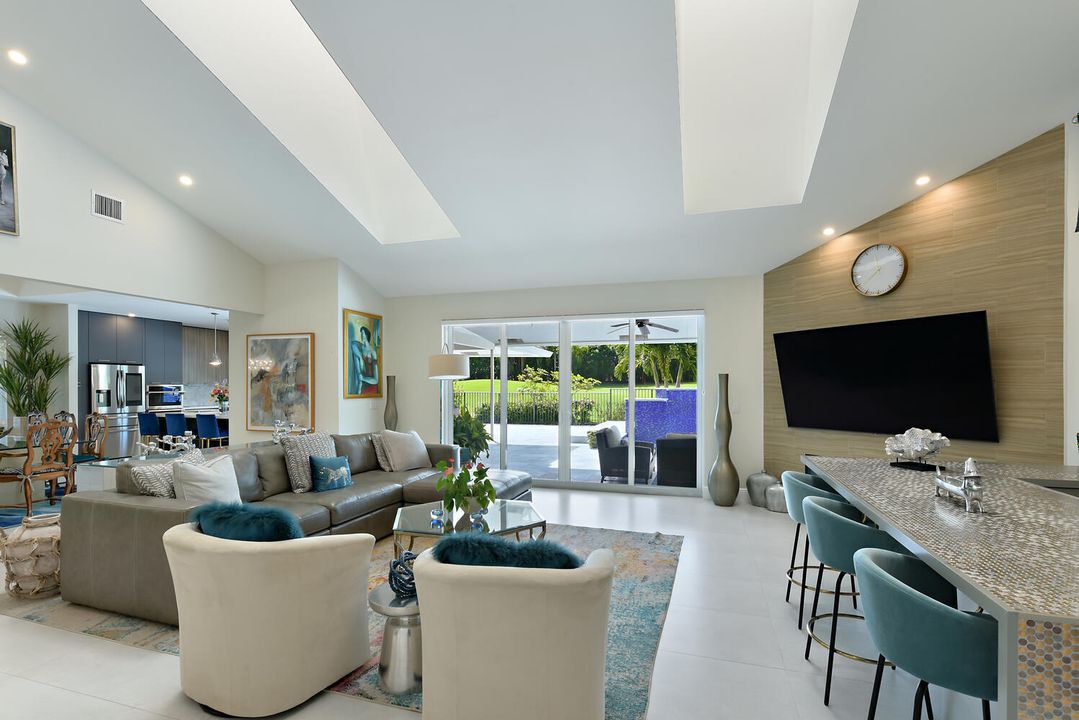 Под контрактом: $1,690,000 (4 спален, 4 ванн, 3444 Квадратных фут)