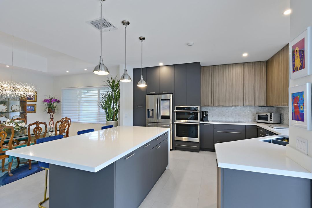 Под контрактом: $1,690,000 (4 спален, 4 ванн, 3444 Квадратных фут)