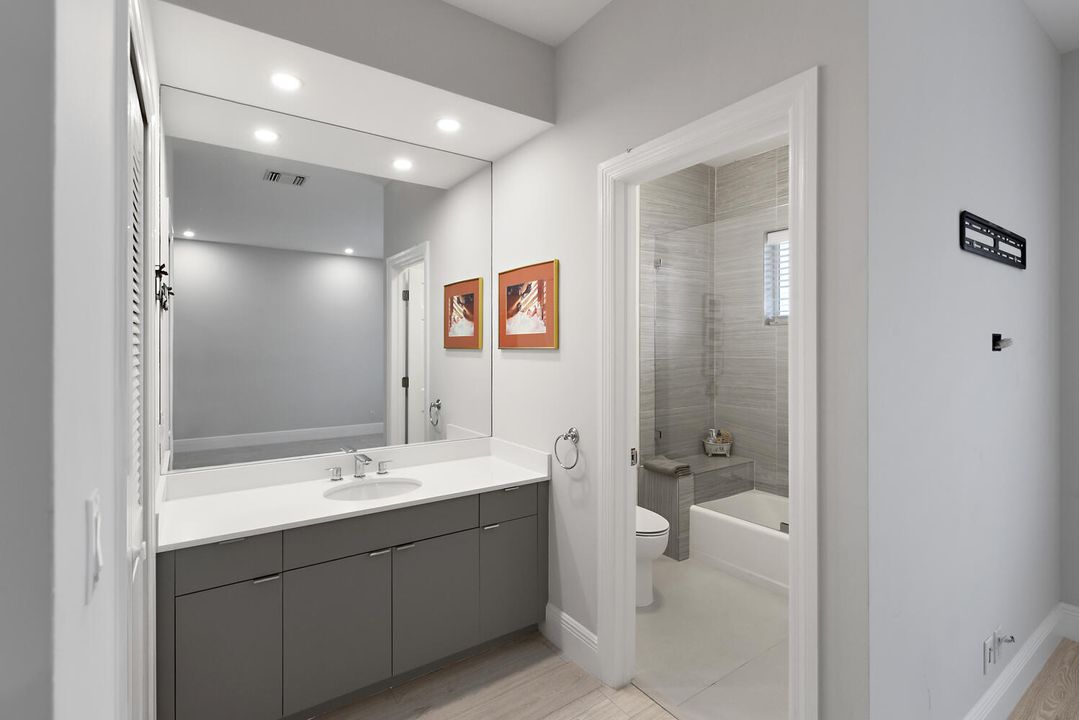 Под контрактом: $1,690,000 (4 спален, 4 ванн, 3444 Квадратных фут)