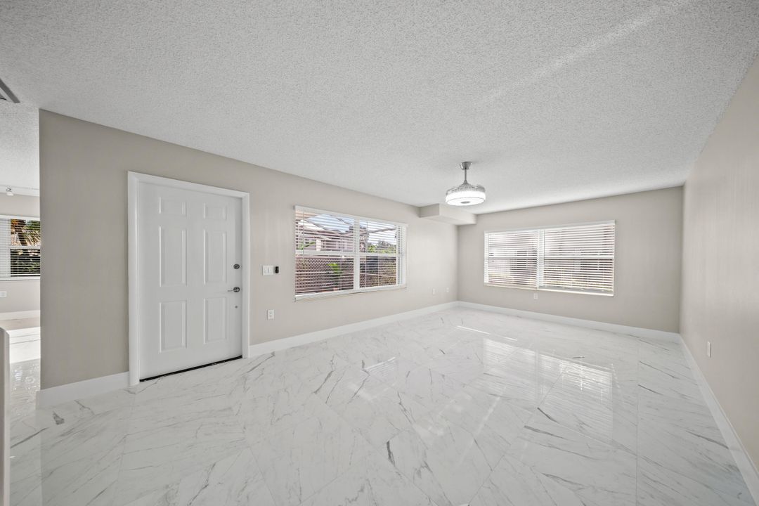 待售: $294,000 (2 贝兹, 2 浴室, 1374 平方英尺)