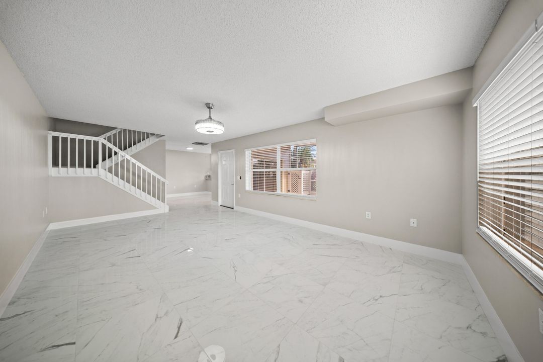 待售: $294,000 (2 贝兹, 2 浴室, 1374 平方英尺)