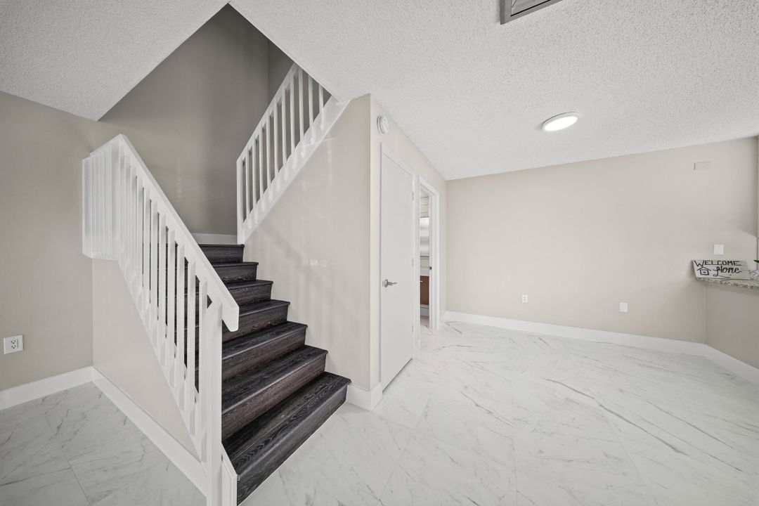 待售: $294,000 (2 贝兹, 2 浴室, 1374 平方英尺)