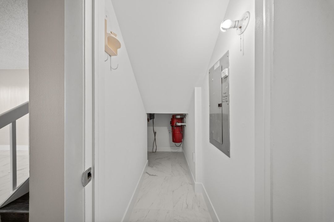 待售: $294,000 (2 贝兹, 2 浴室, 1374 平方英尺)