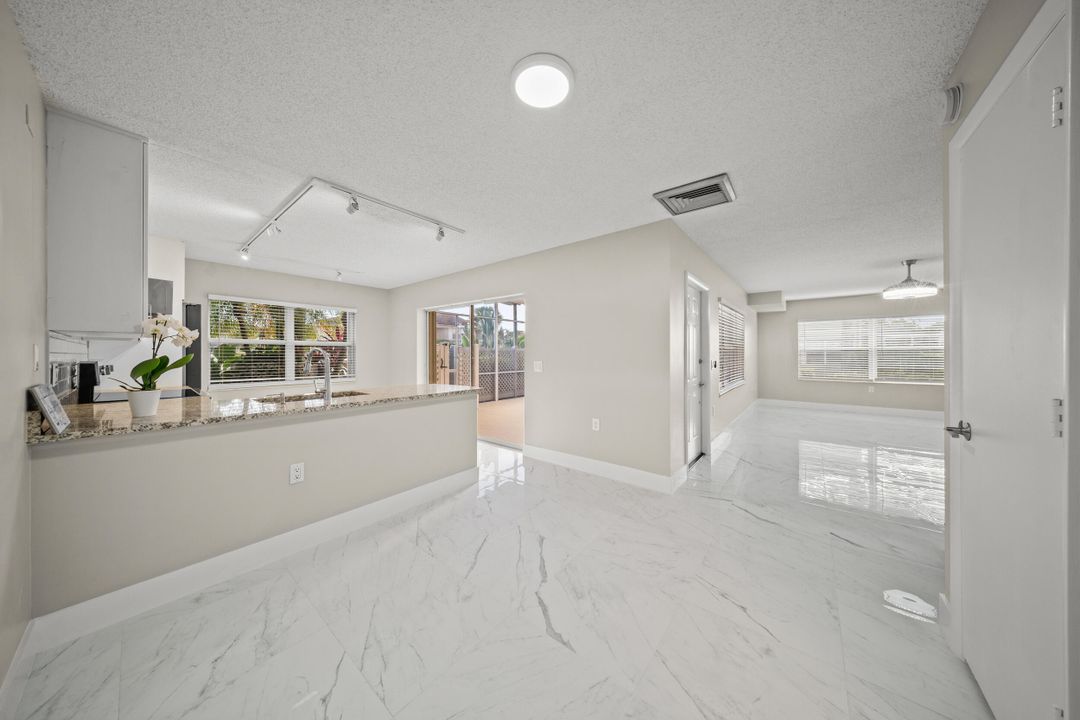 待售: $294,000 (2 贝兹, 2 浴室, 1374 平方英尺)