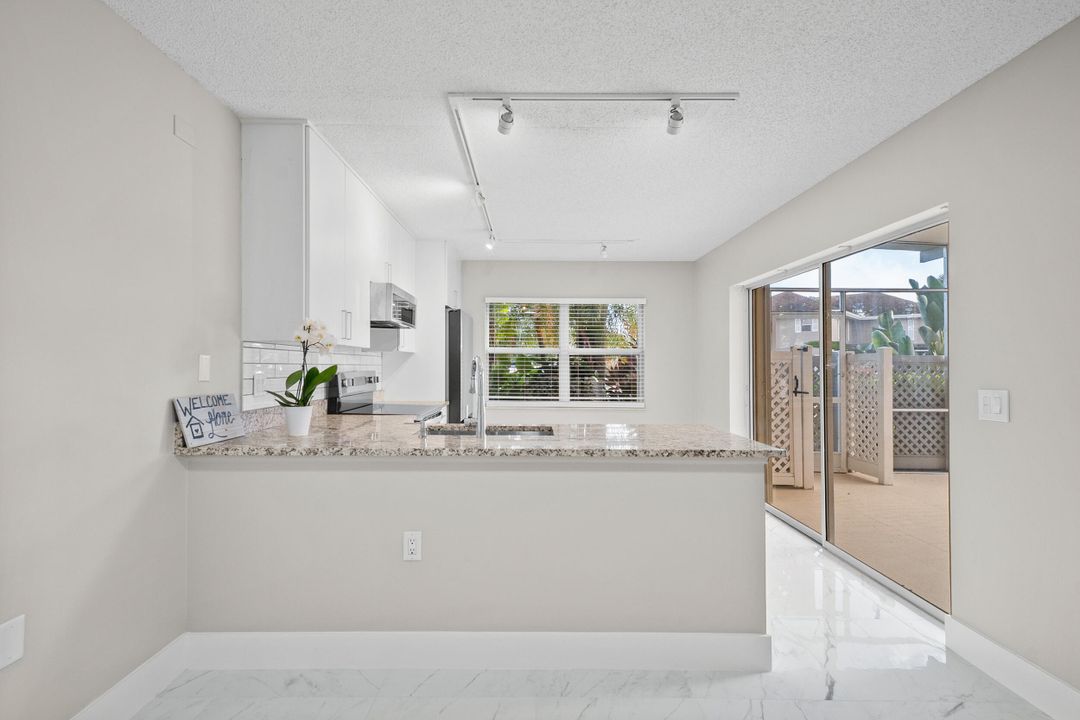 待售: $294,000 (2 贝兹, 2 浴室, 1374 平方英尺)