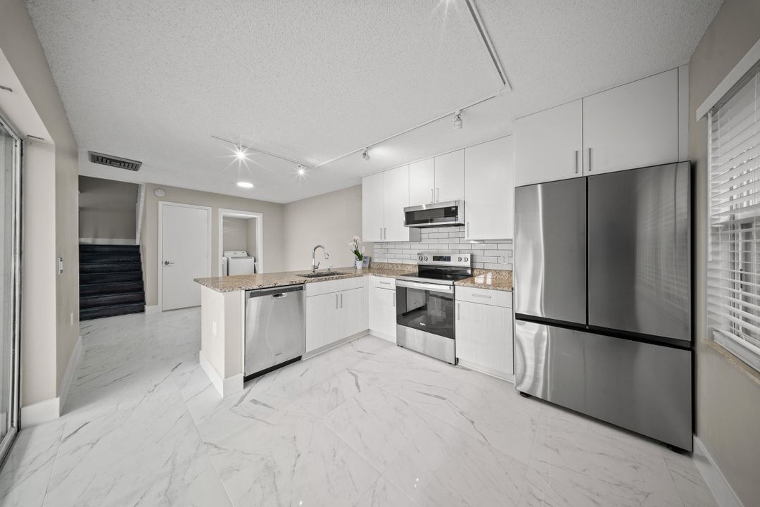 待售: $294,000 (2 贝兹, 2 浴室, 1374 平方英尺)