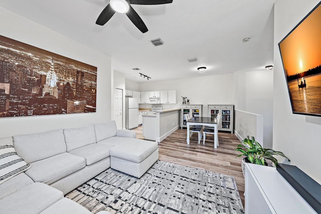 For Sale: $319,999 (2 beds, 2 baths, 1036 Square Feet)