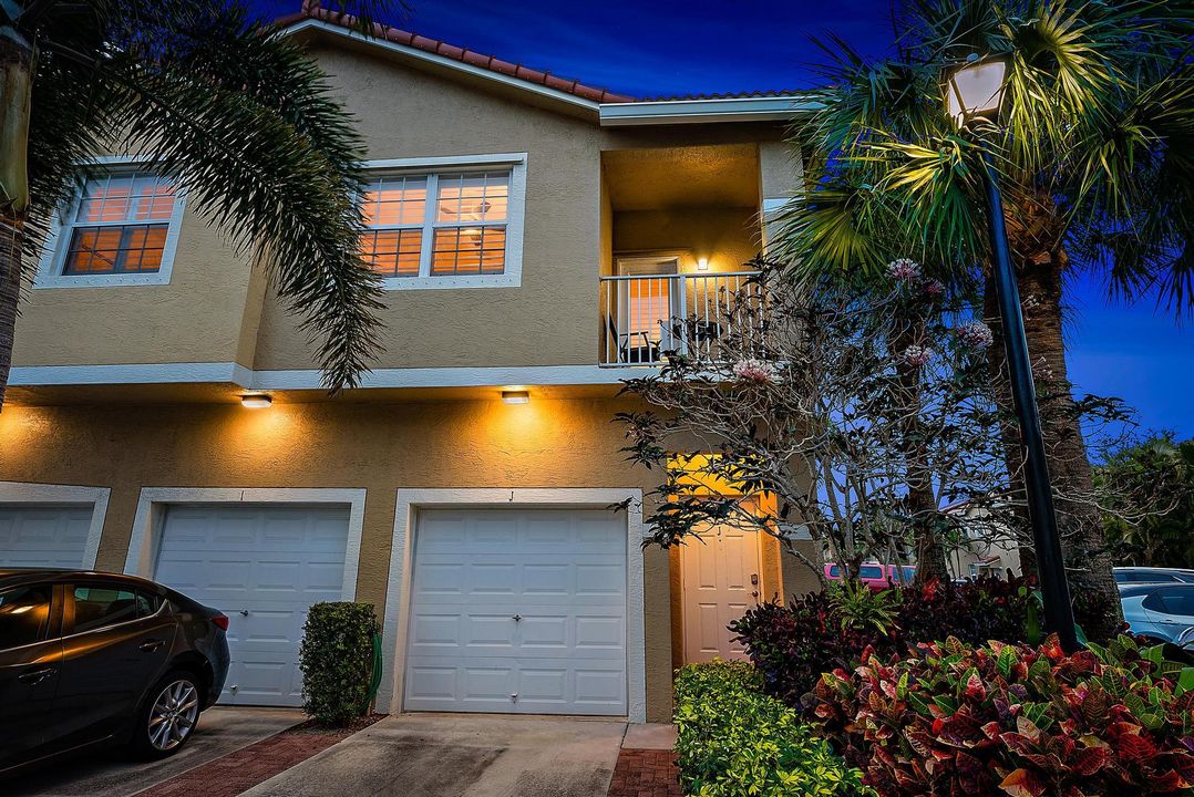 For Sale: $319,999 (2 beds, 2 baths, 1036 Square Feet)